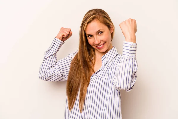 Beyaz arka planda yalnız kalmış, tasasız ve heyecanlı genç bir beyaz kadın. Zafer konsepti.