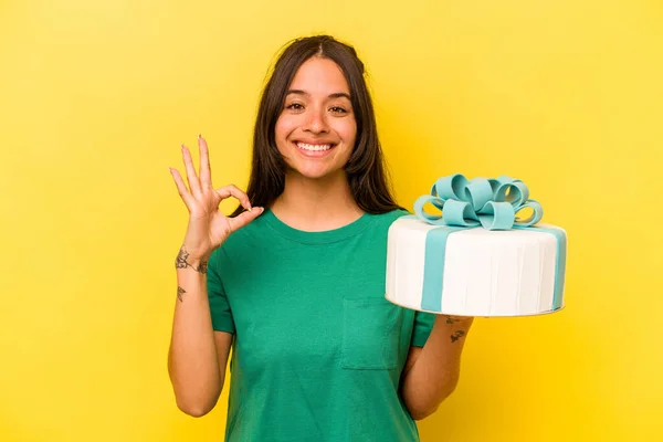 Jovem Hispânica Segurando Bolo Aniversário Isolado Fundo Amarelo Alegre Confiante — Fotografia de Stock