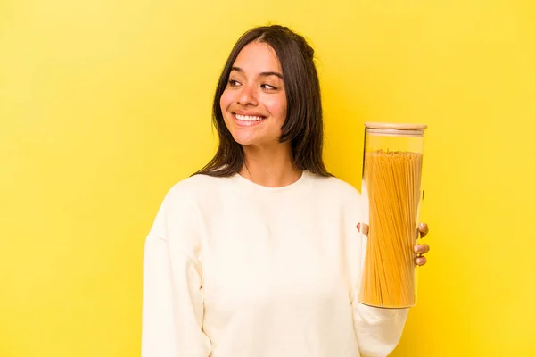 Mulher Hispânica Jovem Segurando Frasco Espaguete Isolado Fundo Amarelo Olha — Fotografia de Stock