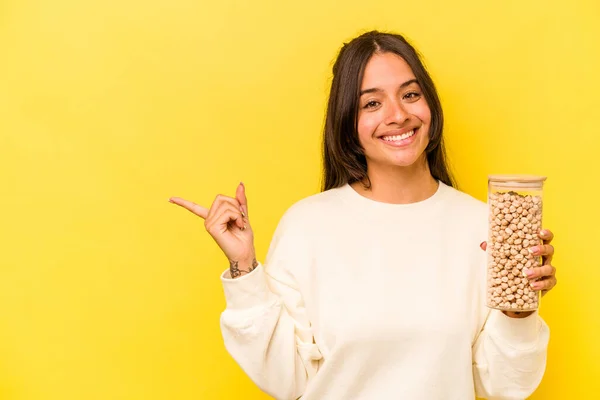 Jovem Hispânica Segurando Jarro Grão Bico Isolado Fundo Amarelo Sorrindo — Fotografia de Stock