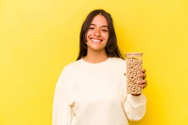 Jovem Hispânica Segurando Frasco Grão Bico Isolado Fundo Amarelo Feliz — Fotografia de Stock