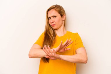 Beyaz arka planda izole edilmiş beyaz bir kadın inkar jesti yapıyor.