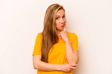 Beyaz arka planda izole edilmiş genç beyaz bir kadın. Bir strateji planlıyor, bir iş yolu düşünüyor..