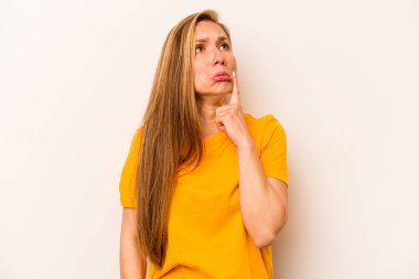 Beyaz arka planda izole edilmiş beyaz bir kadın ağlıyor, bir şeyden memnun değil, acı ve kafa karışıklığı konsepti..