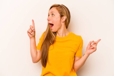 Beyaz arka planda izole edilmiş genç beyaz kadın farklı kopya alanlarını gösteriyor, birini seçiyor, parmaklarıyla gösteriyor.