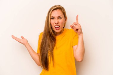 Beyaz arka planda izole edilmiş beyaz bir kadın elinde bir ürün tutuyor ve.