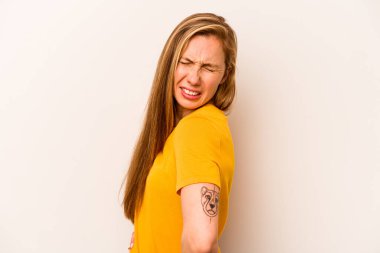 Beyaz arka planda izole edilmiş beyaz bir kadın sırt ağrısı çekiyor..