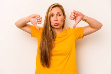 Beyaz arka planda izole edilmiş, hoşlanmadığı bir hareket gösteren beyaz bir kadın. Anlaşmazlık konsepti.