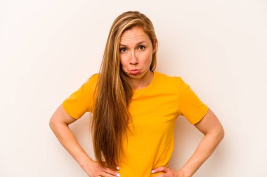 Beyaz arka planda soyutlanmış beyaz bir kadın üzgün, ciddi bir yüz, mutsuz ve hoşnutsuz..