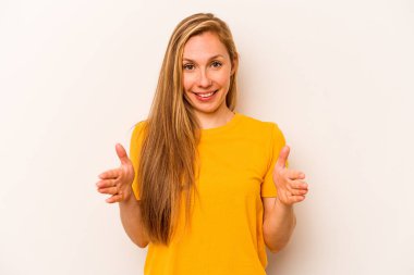 Beyaz arka planda izole edilmiş beyaz bir kadın iki eliyle bir şey tutuyor, ürün sunumu..