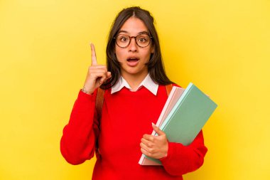 Latin kökenli genç bir kadının sarı arka planda bir fikri, ilham konsepti var..