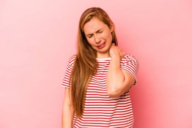 Genç, beyaz bir kadın pembe arka planda izole edilmiş. Durağan yaşam tarzından dolayı boyun ağrısı çekiyor..