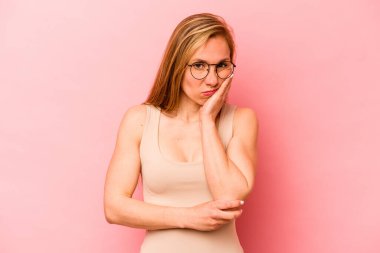 Pembe arka planda soyutlanmış, sıkılmış, yorgun ve dinlenmeye ihtiyacı olan beyaz bir kadın..