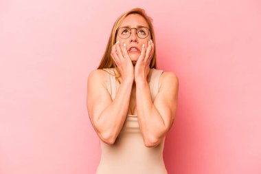 Pembe arka planda yalnız kalmış, ağlayan ve sızlanan beyaz bir kadın..