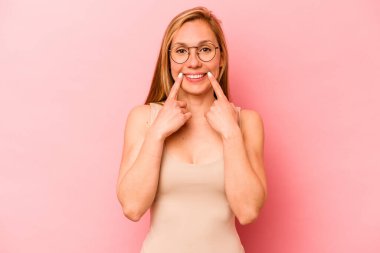 Pembe arka planda izole edilmiş beyaz bir kadın iki seçenek arasında şüphe duyuyor..