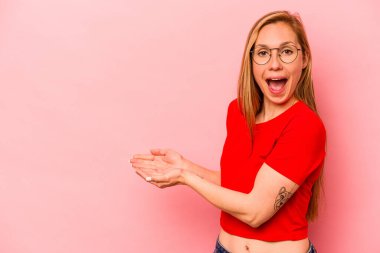 Pembe arka planda izole edilmiş beyaz bir kadın. Elinde bir fotokopi odası var..