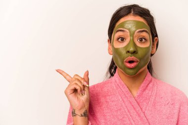 Beyaz arka planda izole edilmiş yüz maskesi takan genç İspanyol kadın...