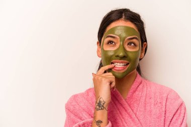 Beyaz arka planda izole edilmiş yüz maskesi takan genç İspanyol kadın bir şeyin fotokopi odasına baktığını düşünerek rahatladı..