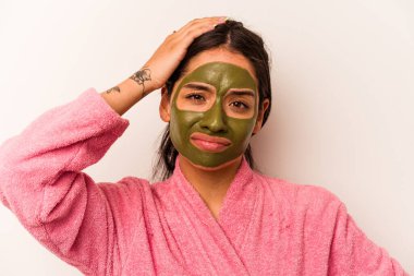 Beyaz arka planda izole edilmiş yüz maskesi takan genç İspanyol kadın şok geçiriyordu. Önemli bir toplantıyı hatırladı..