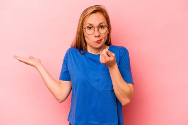 Pembe arka planda izole edilmiş beyaz bir kadın parasız olduğunu gösteriyor..