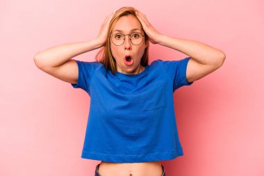 Pembe arka planda izole edilmiş genç beyaz kadın şok geçiriyordu. Önemli bir toplantıyı hatırladı..