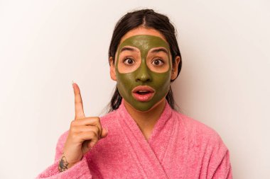 Beyaz arka planda izole edilmiş yüz maskesi takan genç İspanyol kadının bir fikri var, ilham verici bir kavram..