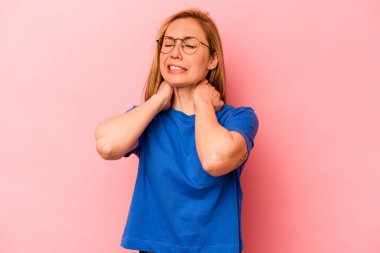 Genç, beyaz bir kadın pembe arka planda izole edilmiş. Durağan yaşam tarzından dolayı boyun ağrısı çekiyor..