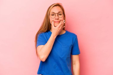 Pembe arka planda izole edilmiş beyaz bir kadın iki seçenek arasında şüphe duyuyor..