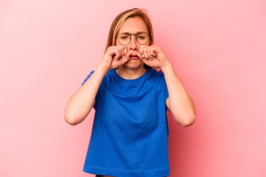 Pembe arka planda yalnız kalmış, ağlayan ve sızlanan beyaz bir kadın..