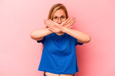 Pembe arka planda izole edilmiş beyaz bir kadın inkar jesti yapıyor.