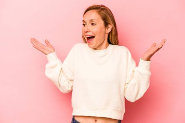 Pembe arka planda izole edilmiş beyaz bir kadın neşeli bir şekilde gülüyor. Mutluluk kavramı.