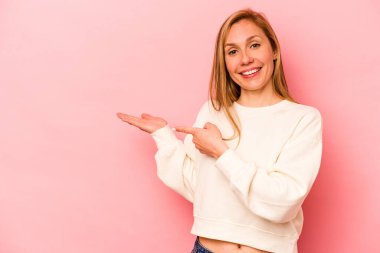 Pembe arka planda izole edilmiş beyaz bir kadın. Elinde bir fotokopi odası olduğu için heyecanlı..