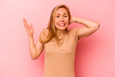 Pembe arka planda izole edilmiş beyaz bir kadın öfkeyle bağırıyor..