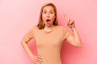 Pembe arka planda soyutlanmış beyaz bir kadının bir fikri var, ilham verici bir kavram..