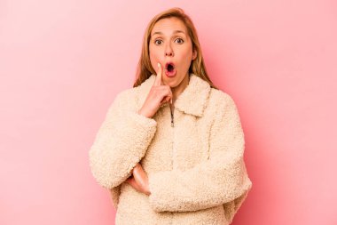 Pembe arka planda soyutlanmış beyaz bir kadın. Harika bir fikri var. Yaratıcılık kavramı..