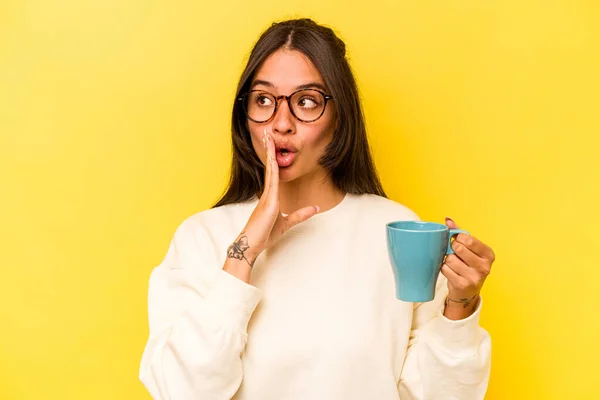 Mujer Hispana Joven Sosteniendo Una Taza Aislada Sobre Fondo Amarillo — Foto de Stock