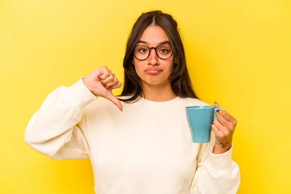 Mulher Hispânica Jovem Segurando Uma Caneca Isolada Fundo Amarelo Mostrando — Fotografia de Stock