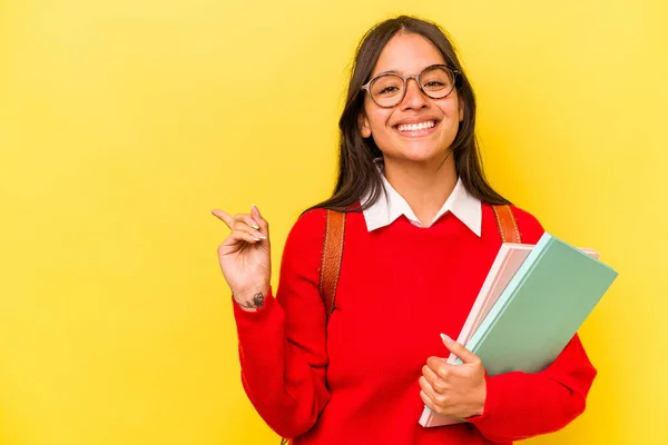 Joven Estudiante Hispana Aislada Sobre Fondo Amarillo Sonriendo Señalando Lado —  Fotos de Stock