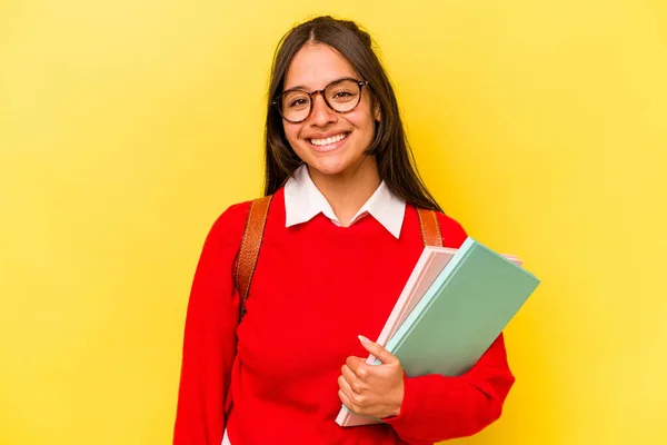 Genç Spanyol Öğrenci Sarı Arka Planda Izole Edilmiş Mutlu Gülümseyen — Stok fotoğraf