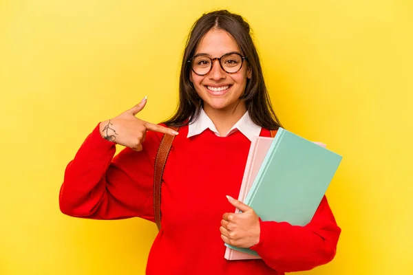 Joven Estudiante Hispana Aislada Sobre Fondo Amarillo Apuntando Mano Espacio —  Fotos de Stock