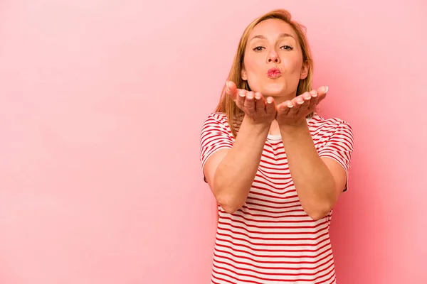 Junge Kaukasische Frau Isoliert Auf Rosa Hintergrund Faltbare Lippen Und — Stockfoto