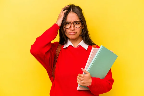 Joven Estudiante Hispana Aislada Sobre Fondo Amarillo Conmocionada Recordado Importante —  Fotos de Stock