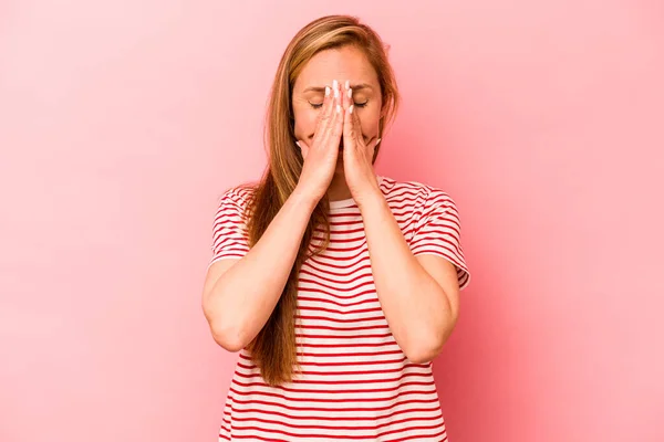 Молода Біла Жінка Ізольована Рожевому Тлі Тримає Руки Молитві Біля — стокове фото