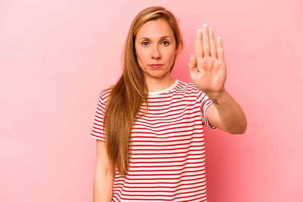 Junge Kaukasische Frau Isoliert Auf Rosa Hintergrund Stehend Mit Ausgestreckter — Stockfoto