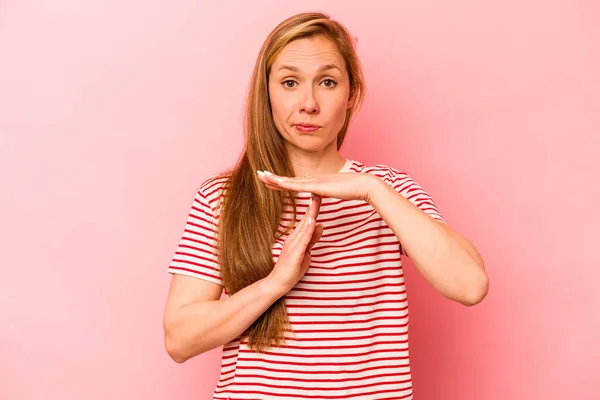 Mladá Běloška Žena Izolované Růžovém Pozadí Ukazující Timeout Gesto — Stock fotografie