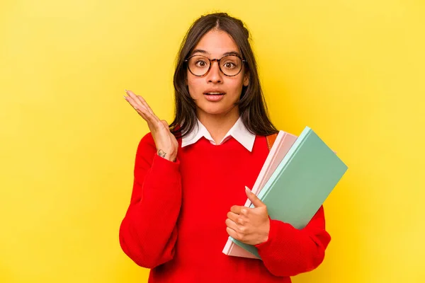 Joven Estudiante Hispana Aislada Sobre Fondo Amarillo Sorprendida Conmocionada —  Fotos de Stock