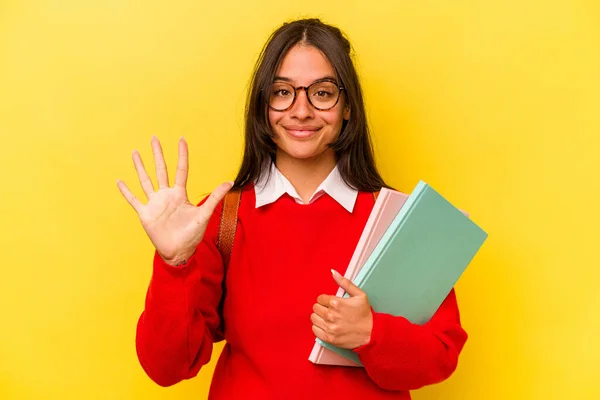 Junge Hispanische Studentin Isoliert Auf Gelbem Hintergrund Lächelnd Fröhlich Nummer — Stockfoto