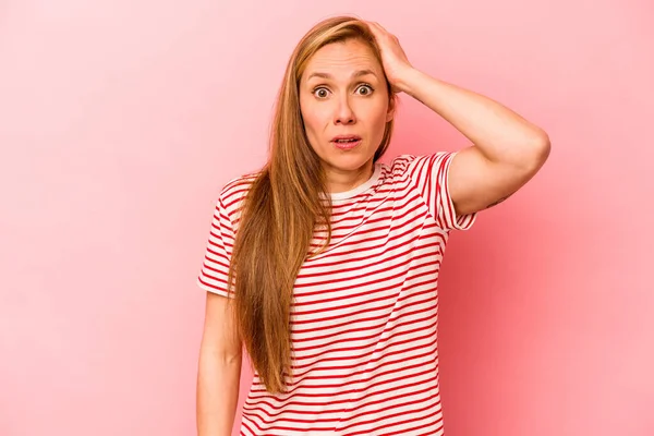 Pembe arka planda izole edilmiş genç beyaz kadın şok geçiriyordu. Önemli bir toplantıyı hatırladı..