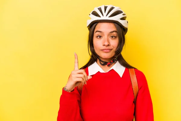 Young Student Hispanic Woman Wearing Bike Helmet Isolated Yellow Background — 스톡 사진