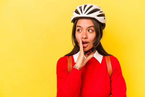 Νεαρή Ισπανίδα Μαθήτρια Που Φοράει Κράνος Ποδηλάτου Απομονωμένη Κίτρινο Φόντο — Φωτογραφία Αρχείου